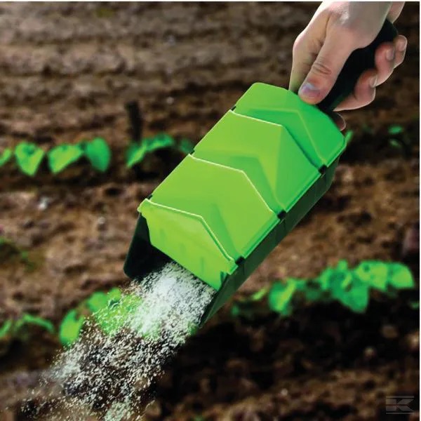 Spreading sectional scoop